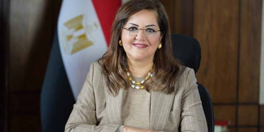 الدكتورة هالة السعيد تتلقى تقريرًا حول الموقف التنفيذي لمشروع لتنمية الأسرة المصرية